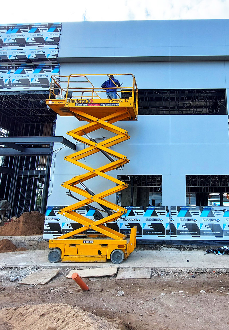 Plataforma de tijera elevadora en obra de construcción