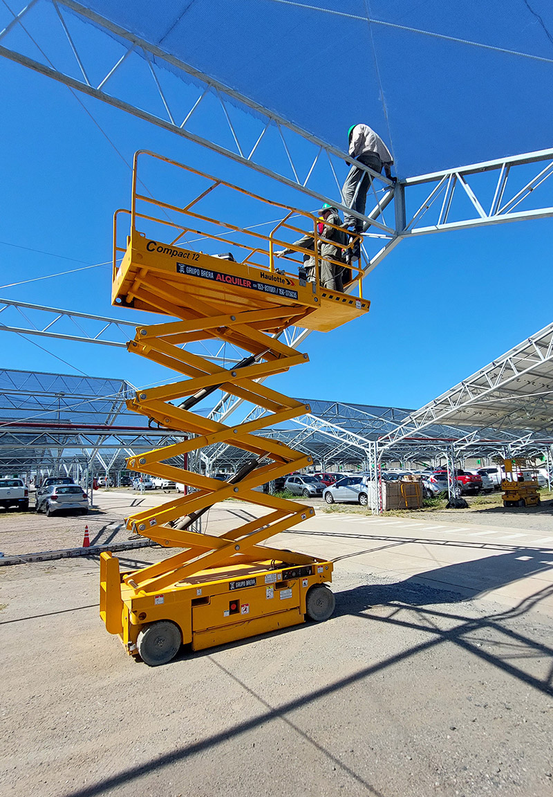 Plataforma de tijera trabajando en estructura exterior