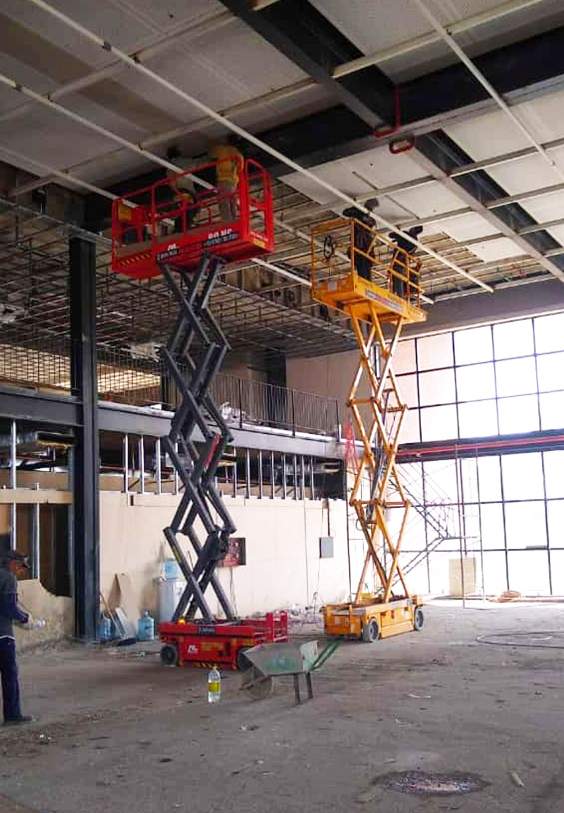 Dos plataformas de tijera trabajando al mismo tiempo en una obra