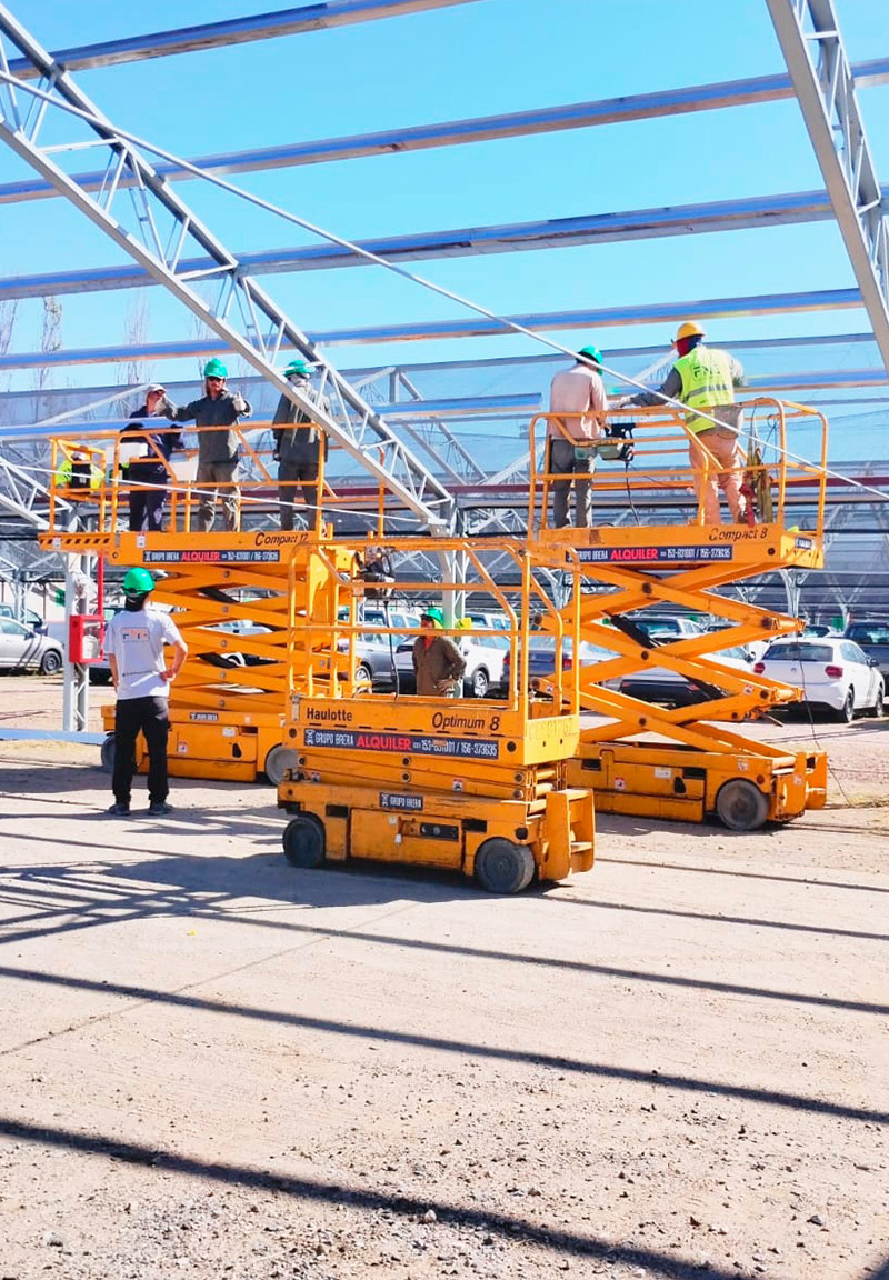 Varias plataformas de tijera en montaje de estructura metálica