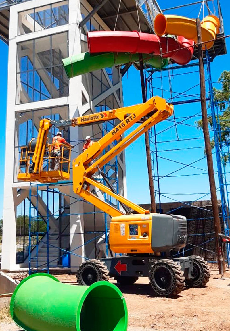 Brazo articulado 4x4 en obra exterior